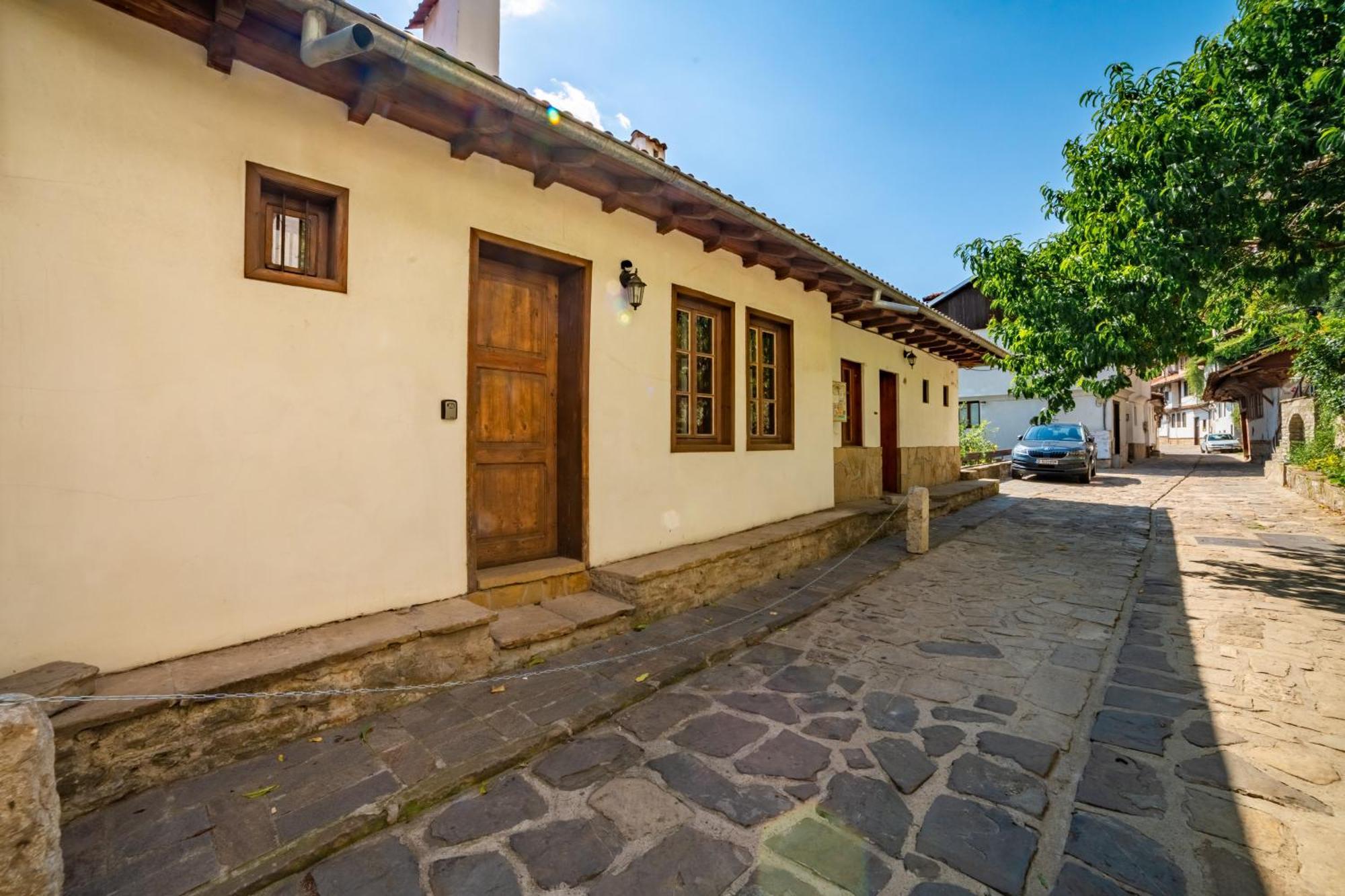 Four Riders Guest House Велико Търново Екстериор снимка